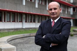 F. Vaz